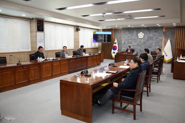 제1회 의원 간담회 주재하는 김강헌 의장 모습. (사진=영광군의회)