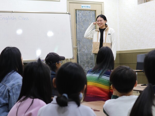 알렉스 씨가 이삭의 집 아이들에게 자기소개를 하고 있다. (사진제공=인터내셔널월드인코리아)