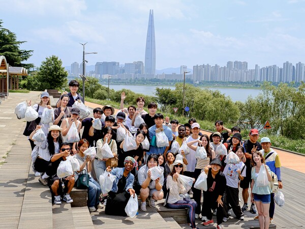 한강 청소 캠페인이 끝난 후 봉사자들이 포토타임을 가지고 있다. (사진제공=인터내셔널월드인코리아)