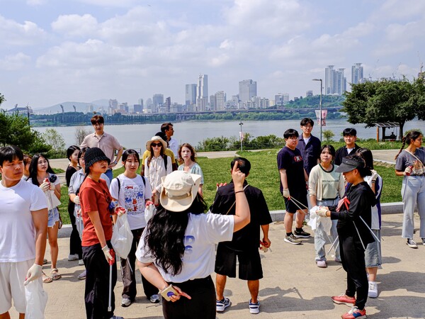 알렉스(가운데) 씨가 한강 청소 캠페인 봉사자들에게 활동 안내를 하고 있다. (사진제공=인터내셔널월드인코리아)