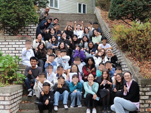 외국인 봉사자들이 이삭의 집 아이들과 함께 포토타임을 가지고 있다. (사진제공=인터내셔널월드인코리아)