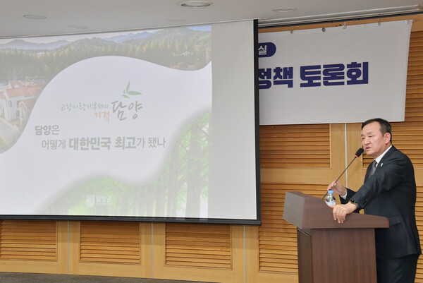 이병노 전남 담양군수가 지난해 11월 25일 국회의원회관에서 ‘고향사랑기부제 활성화를 위한 국회 토론회’를 통해 고향사랑기부제 전국 1위 비결을 발표하고 있다.(사진=담양군)