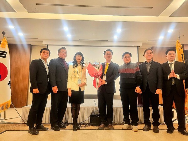 백명현(왼쪽 네 번째) 서울대 ROTC 30대 동문회장이 꽃다발을 안은 채 기념촬영을 하고 있다.(사진=서울대 ROTC 동문회)