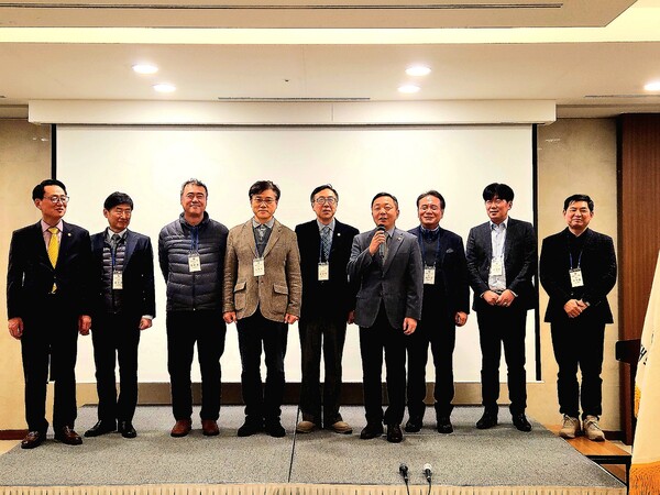 백명현(맨왼쪽) 신임 회장이 황보현(왼쪽 두번째) 수석부회장 등 2025년도 서울대 ROTC 동문회 집행부와 기념촬영을 하고 있다. (사진=서울대 ROTC 동문회)