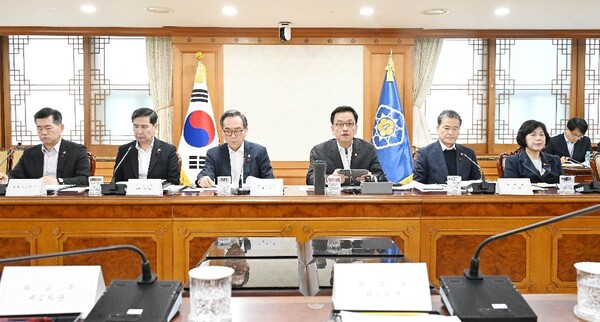 최상목(왼쪽 네 번째) 대통령 권한대행 부총리 겸 기획재정부 장관이 1월 16일 오후 서울 종로구 정부서울청사에서 열린 '2025년 외교 안보 분야 주요현안 해법회의'를 주재, 모두발언을 하고 있다. (사진=기재부)