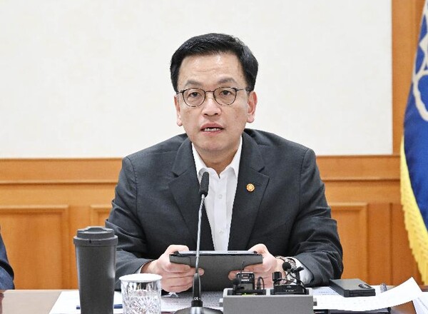 최상목 대통령 권한대행 부총리 겸 기획재정부 장관이 1월 16일 오후 서울 종로구 정부서울청사에서 열린 '2025년 외교 안보 분야 주요현안 해법회의'를 주재, 모두발언을 하고 있다. (사진=기재부)