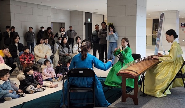 별내역파라곤스퀘어가 1월 17일 주최한 제3회 런치콘서트에서 국악공연이 진행되고 있다.(사진=허영훈 기자)