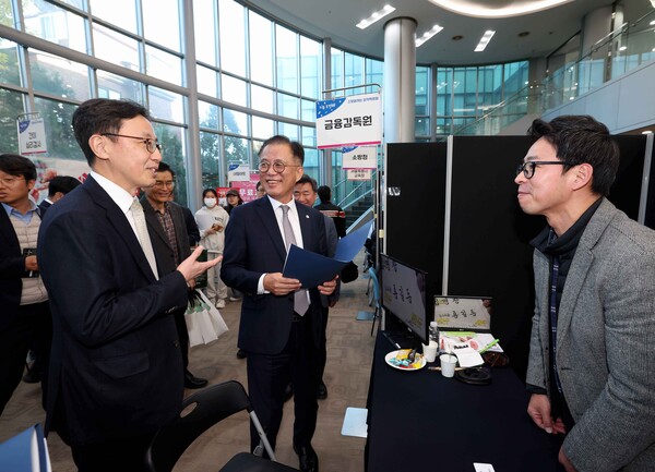 연원정 인사혁신처장이 11월 18일 '2024 찾아가는 공직박람회'가 열린 서울 종로구 성균관대학교를 방문해 기관 부스를 둘러보고 있다. (사진=인사혁신처)