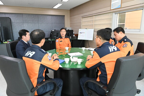 허석곤 소방청장이 12월 18일 오전 대구 달성군 중앙119구조본부를 방문해 출동·이송체계를 점검하고 있다. (사진=소방청)