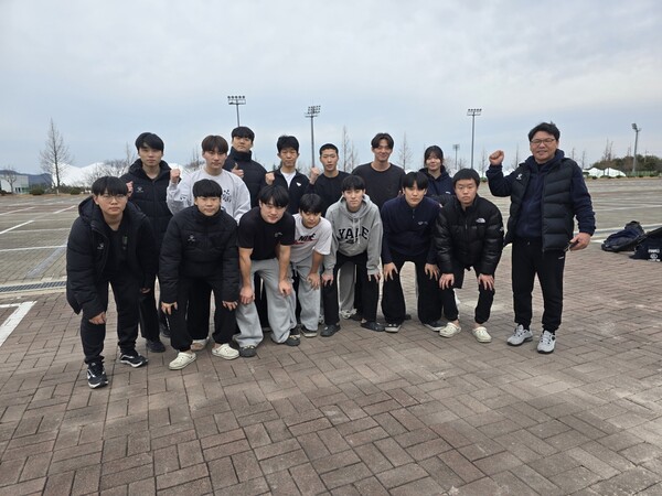 충남 온양용화고등학교 강충덕 감독과 검도부 리그 우승팀. (사진=차윤기 기자)