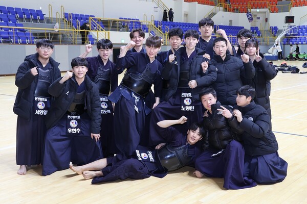우승을 확정하고 기념사진을 찍는 온양용화고등학교 검도부. (사진=차윤기 기자)