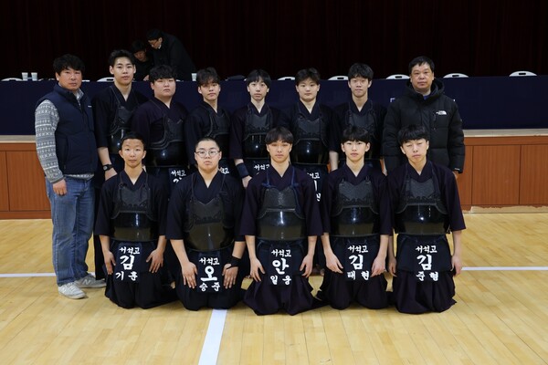 준우승을 차지한 서석고등학교 남태윤 감독과 검도부. (사진=차윤기 기자)