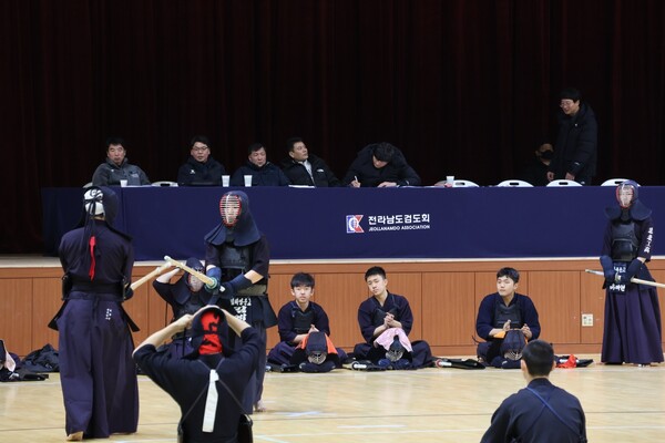 시합에 집중하고 있는 선수들과 전남 검도회 관계자들의 모습. (사진=차윤기 기자)