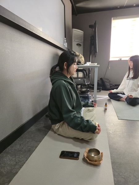 명상 중인 사회적인플루언서 변진서 [사진=유회중 기자]