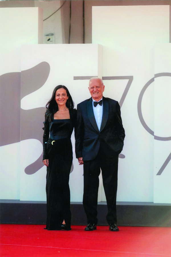 사진 제공 = 베르사체 프레스 오피스 (Versace Press Office). 왼쪽: 프란체스카 데 스테파노(Francesca De Stefano), 오른쪽: 산토 베르사체 (Santo Versace).