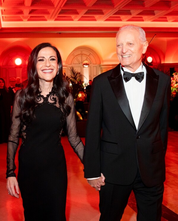 사진 제공 = 베르사체 프레스 오피스 (Versace Press Office). 왼쪽: 프란체스카 데 스테파노(Francesca De Stefano), 오른쪽: 산토 베르사체 (Santo Versace).