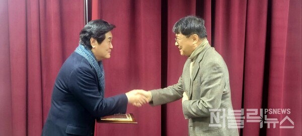 최경식(왼쪽) 한국음악산업협회장이 안정대 고문에게 위촉패를 건네며 악수하고 있다. (사진=한국음악산업협회 제공)