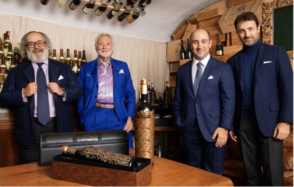 사진 제공 = Stefano Ricci S.p.A, Helen Siwak. 왼쪽: 스테파노 리치 (Stefano Ricci), 조르지오 핀키오리(Giorgio Pinchiorri), 오른쪽: 필리포 리치(Filippo Ricci), 니콜로 리치(Niccolò Ricci).