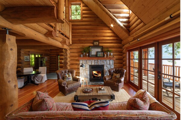 사진 제공 = Faith Wilson, Christie’s International Realty, Helen Siwak.