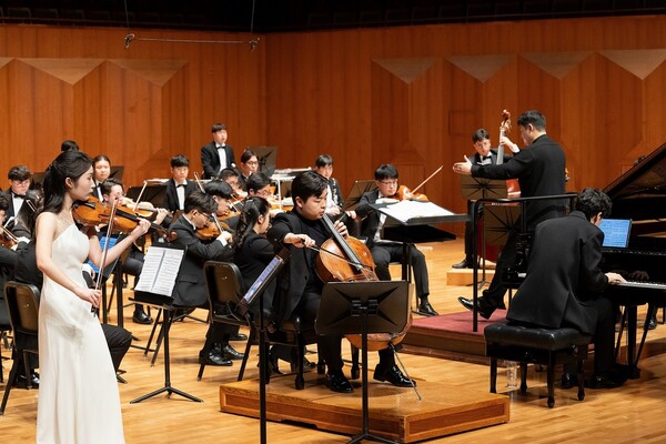 2월 25일 서울시 서초동 예술의전당 콘서트홀에서 진행된 '2025 위드콘서트'에서 하트하트 오케스트라와 클래식 음악 신예들이 함께 공연하는 모습. [사진=신한은행]