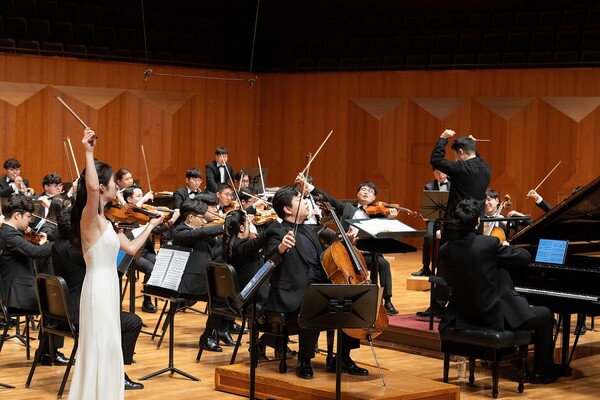2월 25일 서울시 서초동 예술의전당 콘서트홀에서 진행된 '2025 위드콘서트'에서 하트하트 오케스트라와 클래식 음악 신예들이 함께 공연하는 모습. [사진=신한은행]