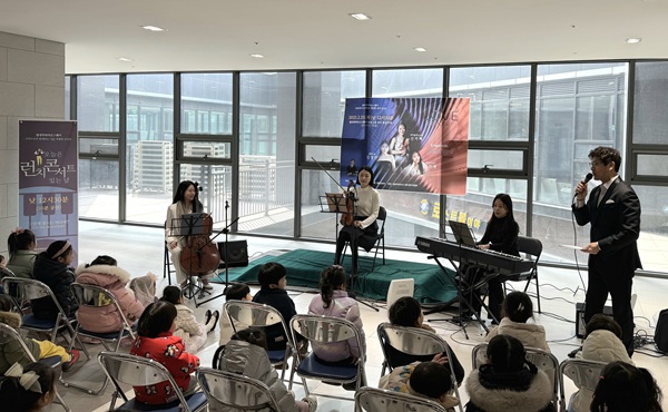 별내역파라곤스퀘어 주최 제4회 런치콘서트에서 해설가가 곡 소개를 하고 있다.(사진=허영훈 기자)