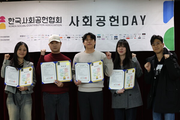 (좌) 이아진(전진소녀 성장일기), 정성국(정피디 스튜디오), 안진현(민턴독학 아나조), 이윤미(플루트 이설)가 공식 사회적인플루언서 승격된 것을 자축하고 있다. [사진=유회중 기자]