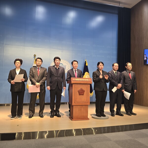 국민의힘 소속 성일종 국회 국바위원장이 국민의힘 국방위원들과 함께 3월 6일 오전 국회 소통관에서 기자회견을 갖고 있다. (사진=장원식 기자)