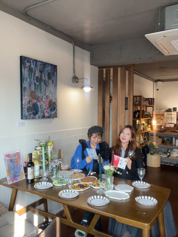 한남동 전시전경, (좌)이찌고세연 작가와 (우)제이플레이스 장자윤 대표 (자료제공 = (주)제이플레이스)