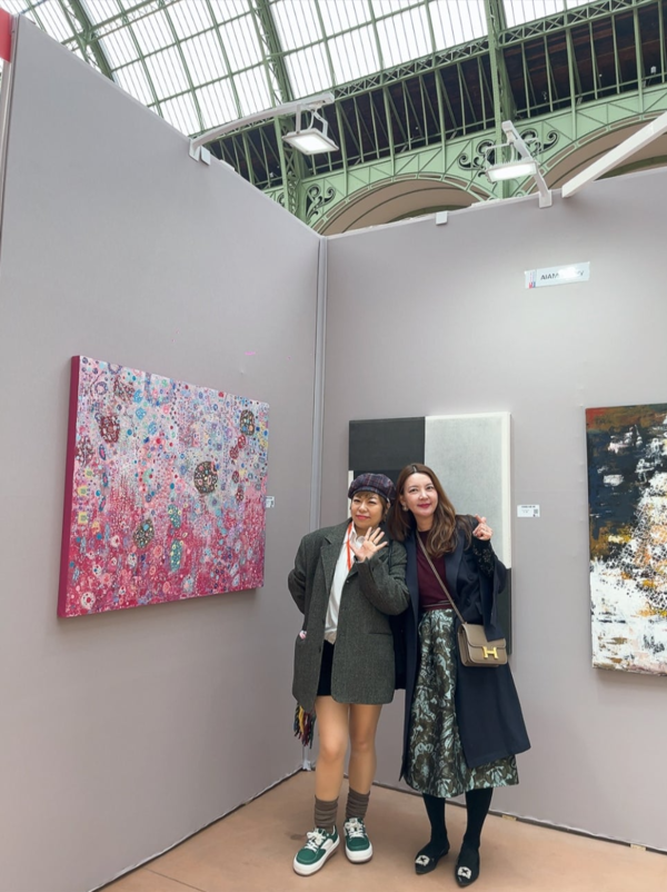 프랑스 그랑팔레에서 이찌고세연 작가와 제이플레이스 장자윤 대표가 포즈를 취하고 있다. (자료제공= (주)제이플레이스)