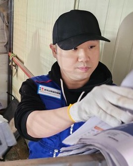 신문지 준비 중인 정피디스튜디오 [사진=유회중 기자]