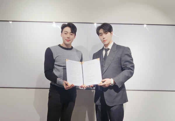 이동해(왼쪽) 미디어브릿지 대표와 김민준(오른쪽) 펠리시티 일본 대표가 3월 4일 기념촬영을 하고 있다. (사진=미디어브릿지)