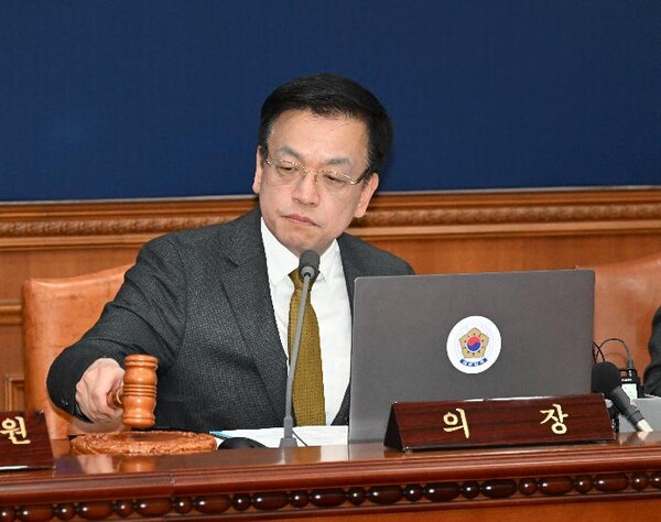 최상목 대통령 권한대행 부총리 겸 기획재정부 장관이 3월 18일 오전 정부서울청사에서 '제12회 국무회의' 개회를 선언하며 의사봉을 두드리고 있다. (사진=기재부)