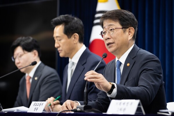 박상우(오른쪽) 국토교통부 장관이 3월 19일 정부서울청사에서 기자들의 질문에 답변하고 있다. (사진=국토부)