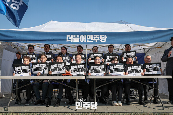 이재명 더불어민주당 대표가 3월 19일 서울 종로구 광화문 인근 민주당 천막농성장에서 열린 현장최고위원회의에 참석, 피켓을 든 채 구호를 외치고 있다. (사진=더불어민주당)