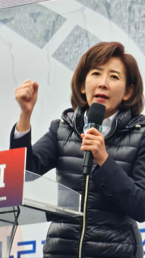 나경원 국민의힘 의원이 3월 15일 경북 구미에서 열린 세이브코리아 국가비상기도회 현장에서 "대한민국의 내란사기극을 끝내려면 탄핵각하되어야 한다고 외칩니다"라고 연설하고 있다. (사진=나경원 페이스북)
