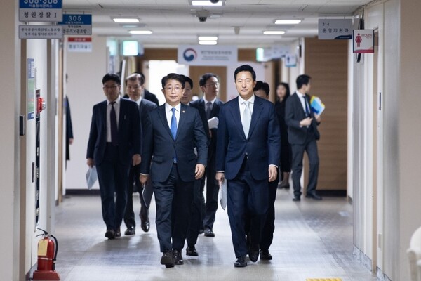 박상우(앞줄 왼쪽)국토교통부 장관과 오세훈(오른쪽) 서울시장이 3월 19일 정부서울청사 브리핑룸으로 입장하고 있다. (사진=국토부) 