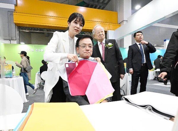 최상목 대통령 권한대행 부총리 겸 기획재정부 장관이 3월 19일 오전 서울 서초구 aT센터 전시장에서 열린 '2025 대한민국 채용박람회'에 참석, 구직자를 위해 마련된 퍼스널컬러 시연을 하고 있다. (사진=기재부)