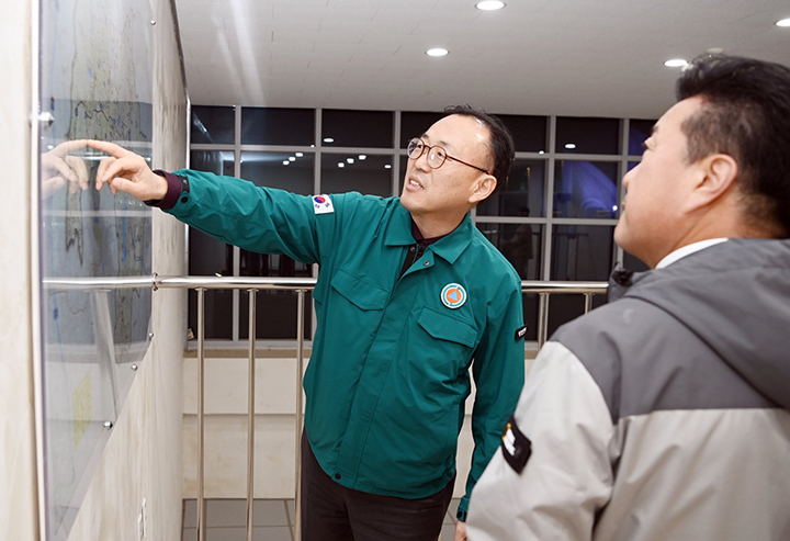 이한경 행정안전부 재난안전관리본부장이 2023년 12월 11일 충남 예산군 예당저수지를 방문해 가뭄 관련 대비 사항을 현장 점검하고 있다. (사진=행정안전부)