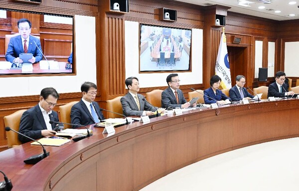 최상목 대통령 권한대행 부총리 겸 기획재정부 장관이 3월 19일 오전 정부서울청사에서 열린 '국정현안관계장관회의 겸 경제관계장관회의 겸 산업경쟁력강화관계장관회의'를 주재하면서 모두발언을 하고 있다. (사진=기재부)