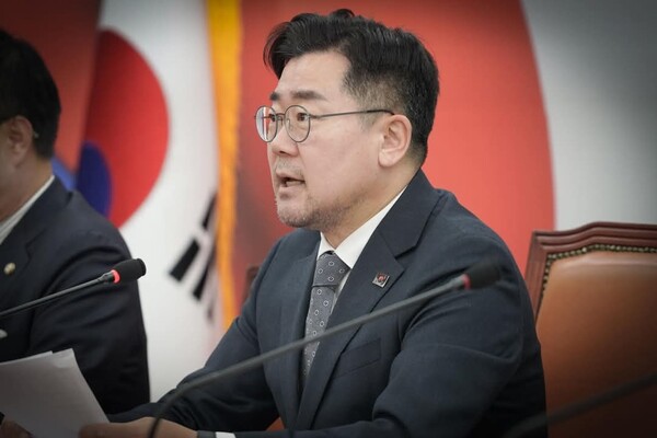 박찬대 더불어민주당 원내대표가 30일 오전 11시 국회 본청 원내대표회의실에서 기자간담회를 갖고 모두벌언을 하고 있다. [사진=박찬대 페이스북]