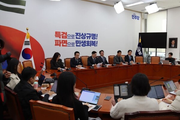 박찬대 더불어민주당 원내대표가 3월 30일 오전 11시 국회 본청 원내대표회의실에서 기자간담회를 갖고 모두발언을 하고 있다. [사진=김민석 페이스북]