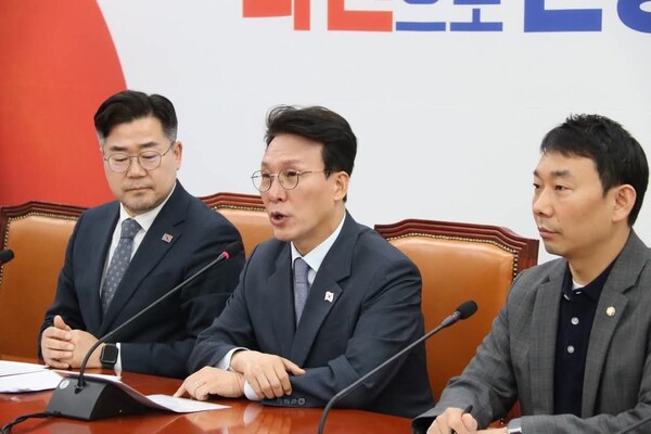 김민석 더불어민주당 최고위원이 3월 30일 열린 기자간담회에서 발언을 하고 있다. [사진=김민석 페이스북]