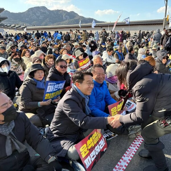 조정식 민주당 의원이 3월 29일 열린 윤석열 파면 촉구 집회에서 지지자와 인사하고 있다. [사진=조정식 페이스북]