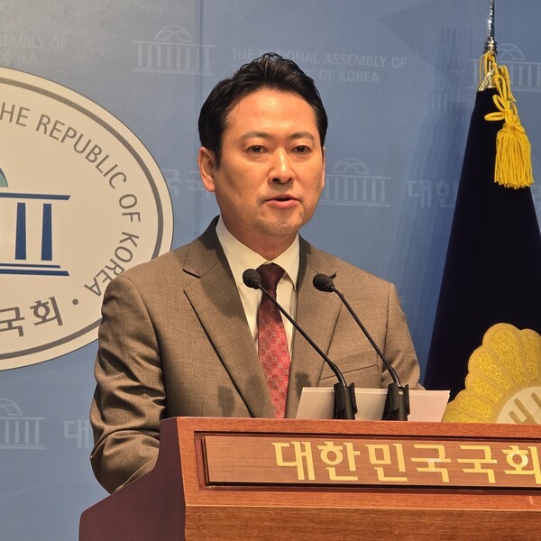 장동혁 국민의힘 의원이 3월 27일 국회 소통관에서 이재명 더불어민주당 대표가 2심 재판에서 무죄를 받은 것을 비판하는 기자회견을 하고 있다. [사진=장원식 기자]