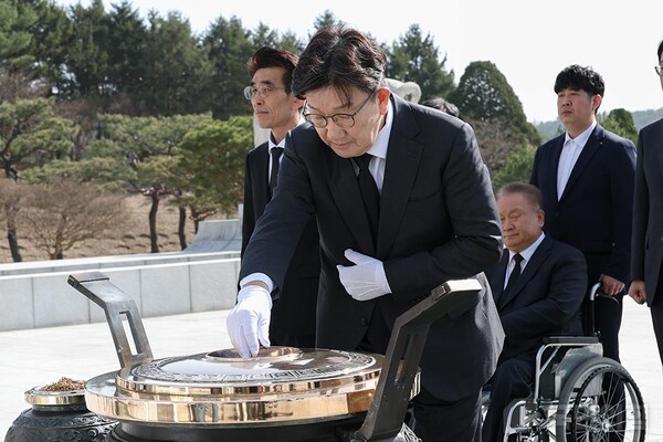 권성동 국민의힘 원내대표가 3월 26일 천안함 46용사 15주기를 맞아 국립대전현충원을 참배하고 있다. [사진=국민의힘]