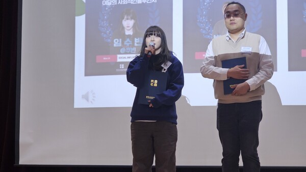 3월 이달의 사회적인플루언서 수상을 밝히고 있는 쿠빈. [사진=유회중 기자]