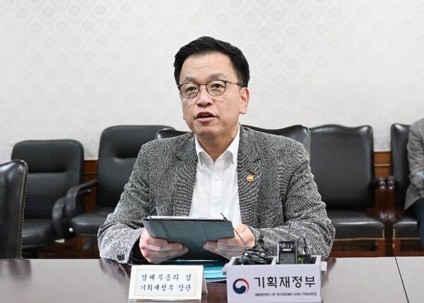 최상목 부총리 겸 기획재정부 장관이 3월 30일 오후 정부서울청사에서 '긴급현안 관련 경제관계장관간담회'를 주재하면서 모두발언을 하고 있다. [사진=기재부]