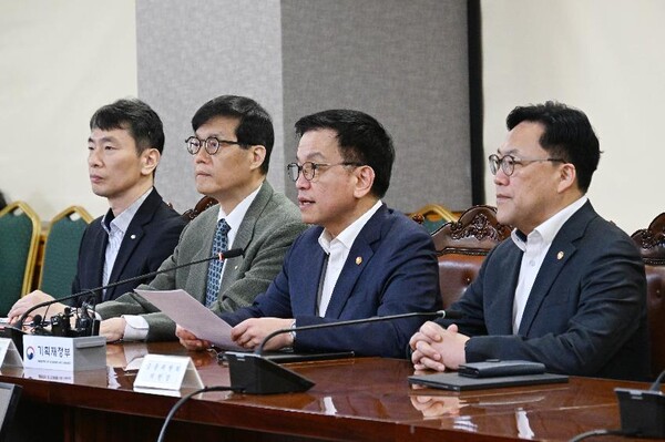 최상목 부총리 겸 기획재정부 장관이 4월 3일 오전 서울 중구 은행연합회에서 열린 '거시경제·금융현안 간담회'에 참석, 모두발언을 하고 있다. [사진=기재부]