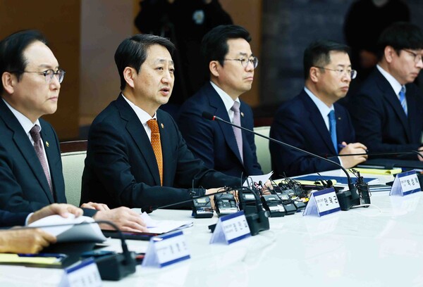 안덕근 산업통상자원부 장관이 4월 3일 서울 중구 대한상공회의소에서 민관합동 미국 관세조치 대책회의를 주재하면서 인사말을 하고 있다. [사진=산업부]